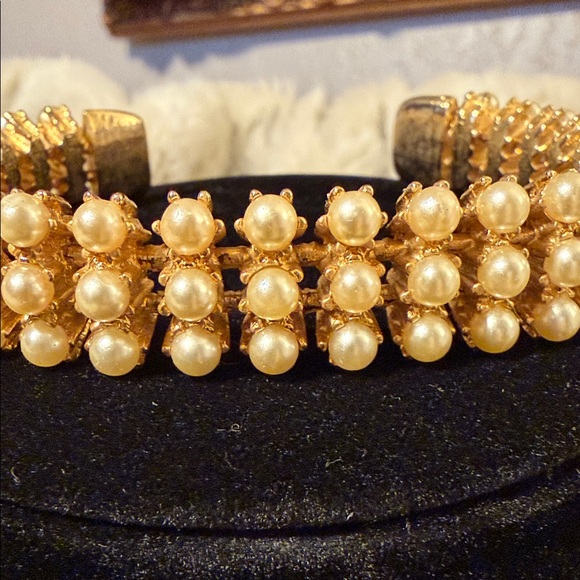 Elegant Gold Pearl Bracelet - Picture 5 of 5